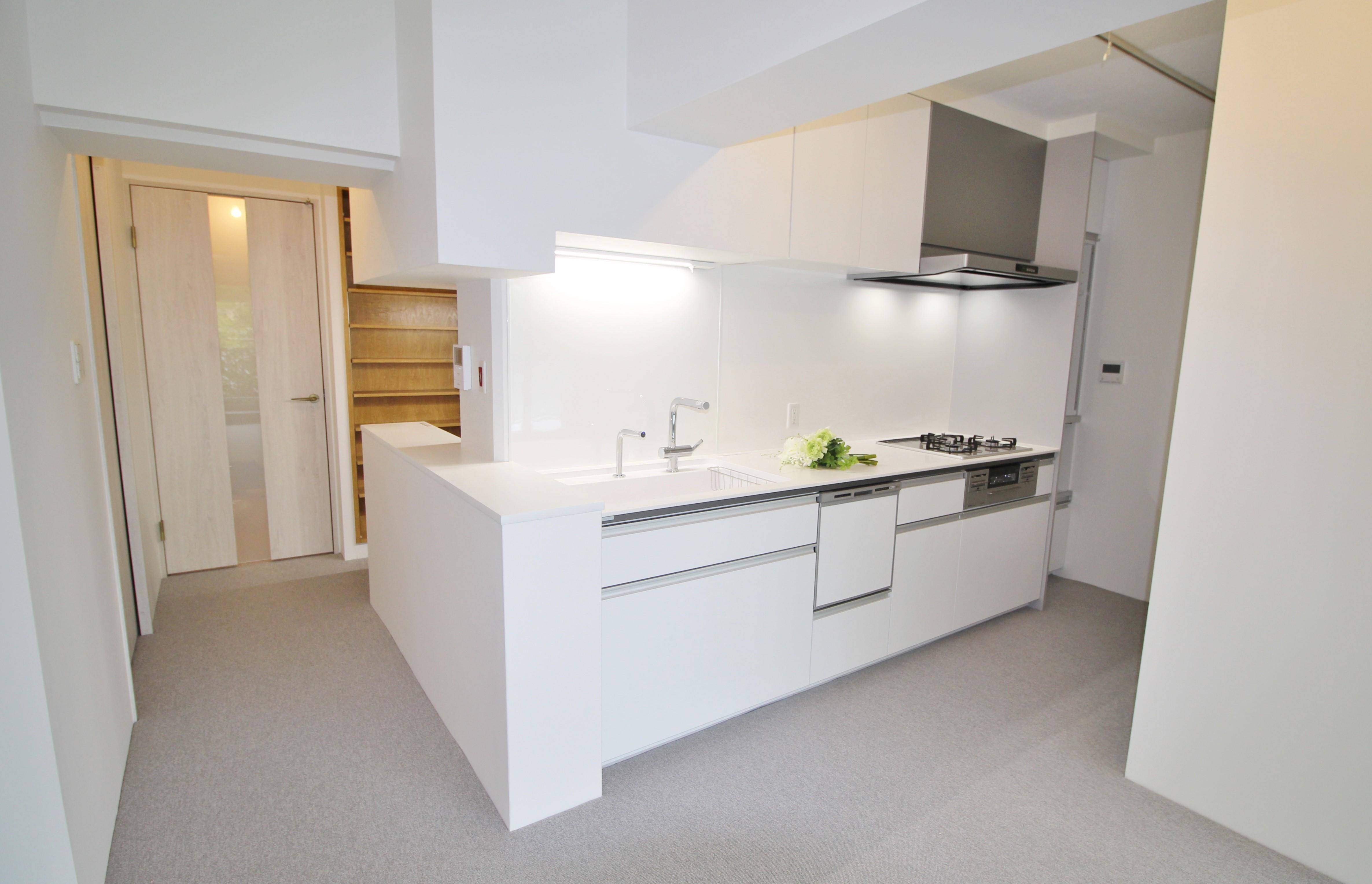家の真ん中にある真っ白な美しいキッチン 部位 部屋別事例一覧 リノベーション東京 理想の部屋